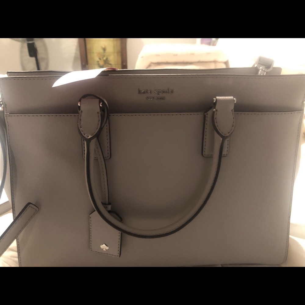 Bought purse w/o looking at dimensions, too small 9 1/2 X 14in. Never used.